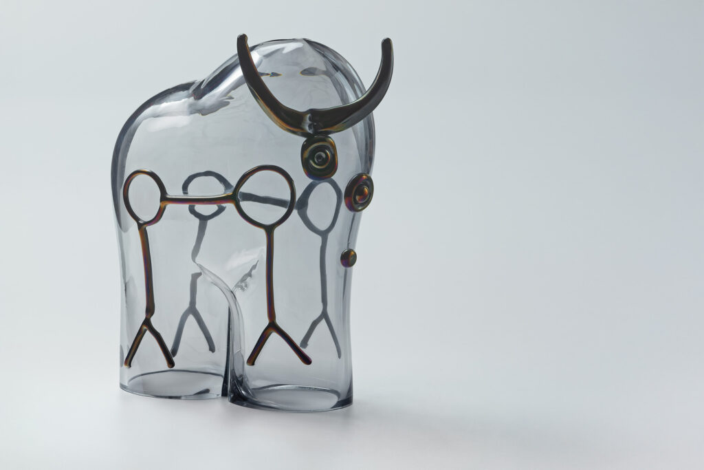 Massiver Glasblock in warmem Bernsteinton